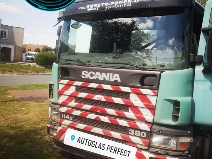 Dezelfde Scania-trekker nadat de nieuwe voorruit is geplaatst
