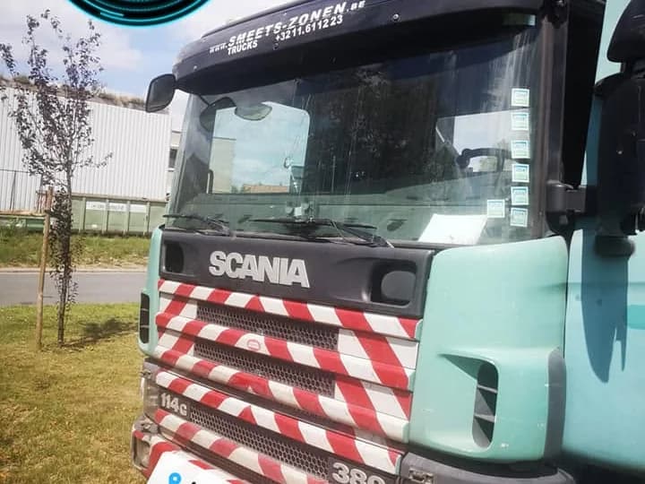 Scania-trekker met een gebroken voorruit, voor de herstelling