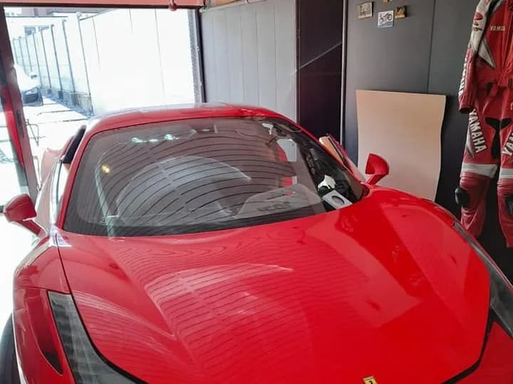 Afgewerkte Ferrari 458 in de werkplaats