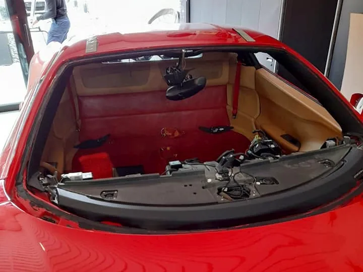 Close-up van de lege ruitopening van de Ferrari