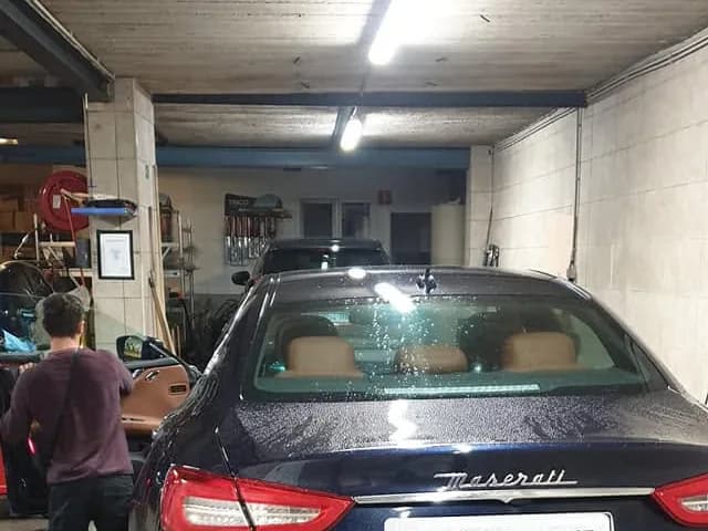 Donkerblauwe Audi A6 in de werkplaats