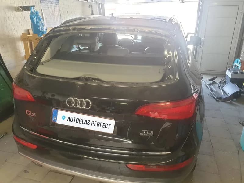 Zwarte Audi Q5 met een nieuw geplaatste achterruit