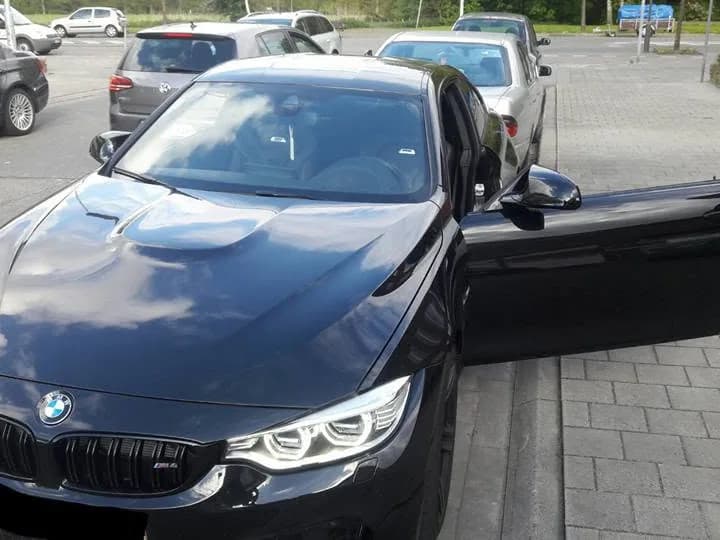 Donkerblauwe BMW 4-serie voor de werkplaats