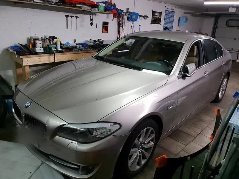 Zilveren BMW 5-serie in de werkplaats