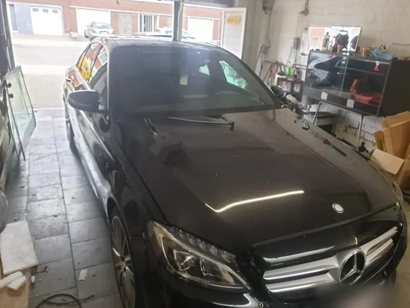 Zwarte Mercedes E-klasse in de werkplaats