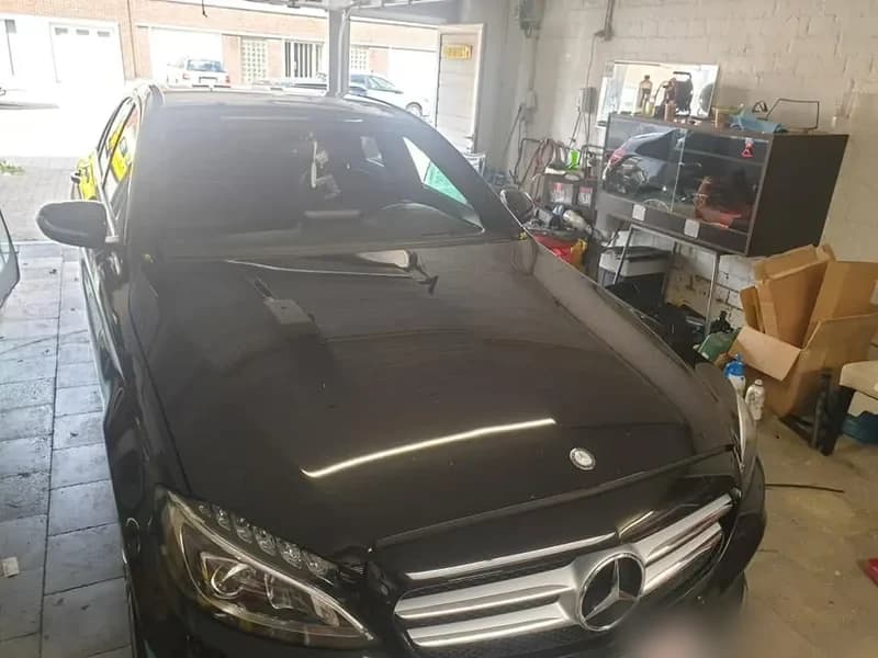 Zwarte Mercedes E-klasse van voren na de vervanging