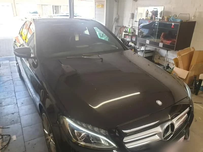 Zwarte Mercedes van voren met een nieuwe voorruit