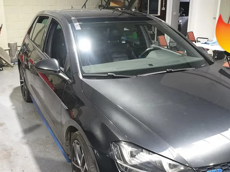 Grijze Volkswagen Golf in de werkplaats