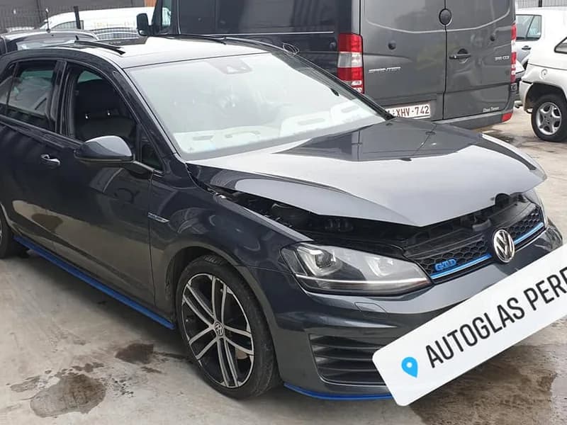 Volkswagen Golf GTI van voren met een nieuwe voorruit