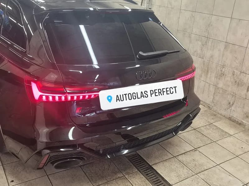 Bordeauxrode Audi RS Q8 met de achterlichtenbalk in beeld