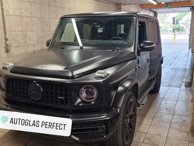 Zwarte Mercedes G-klasse van voren