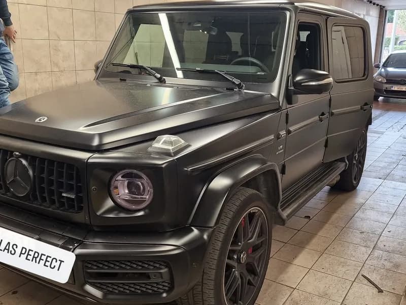 Matzwarte Mercedes G-klasse Brabus in de werkplaats