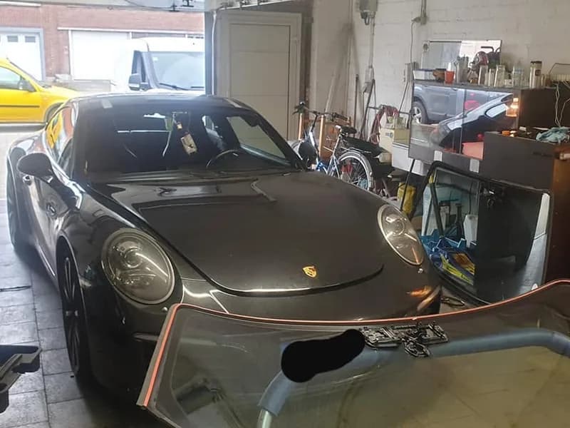 Porsche 911 in de werkplaats met de kap open
