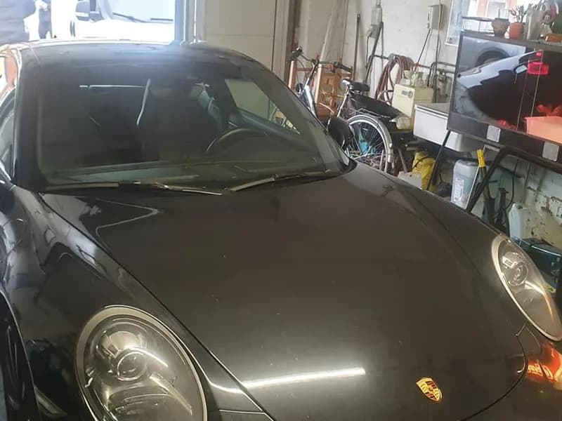 Zwarte Porsche 911 van voren