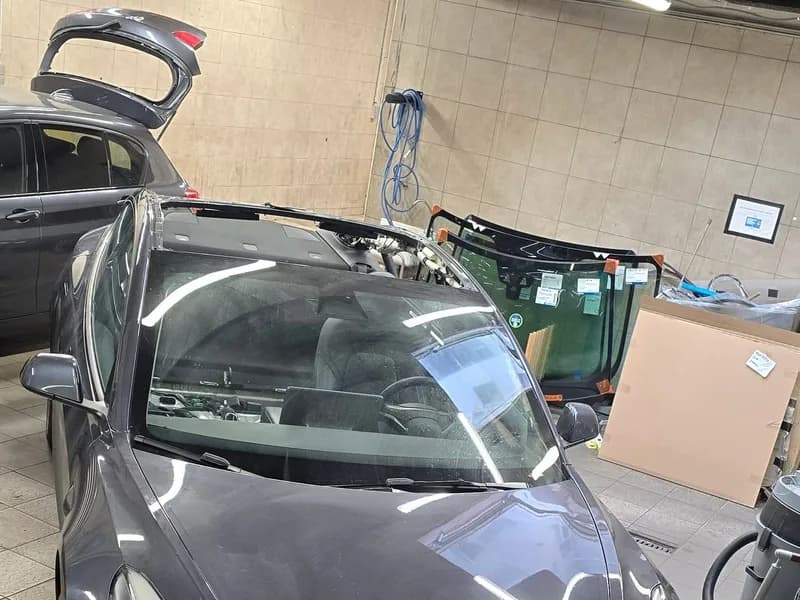 Donkere supercar in de werkplaats