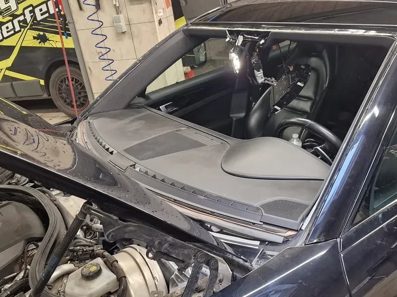 Supercar met de kap open tijdens het werk aan de ruit