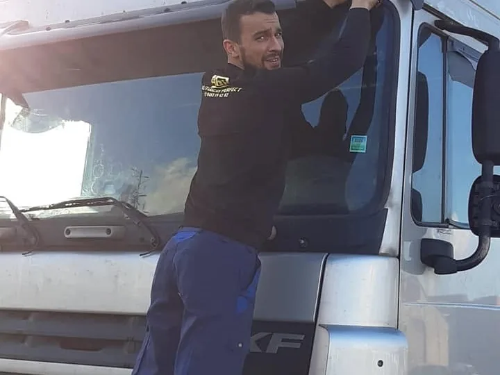 Monteur aan het werk aan de cabine van een DAF