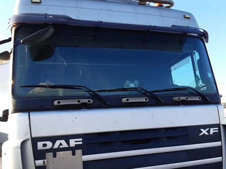 DAF XF van voren, voorruit vervangen