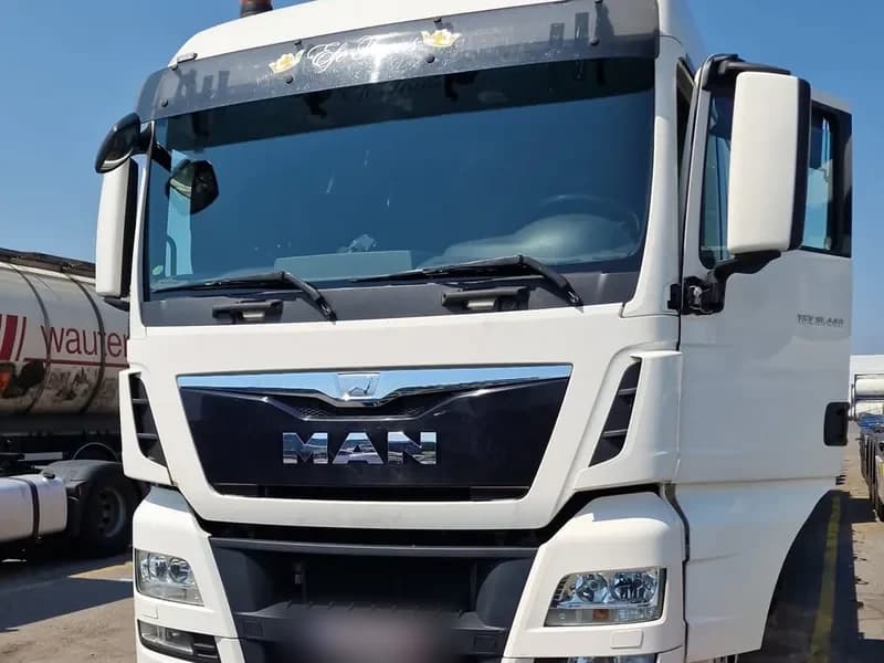 Witte MAN TGX van voren
