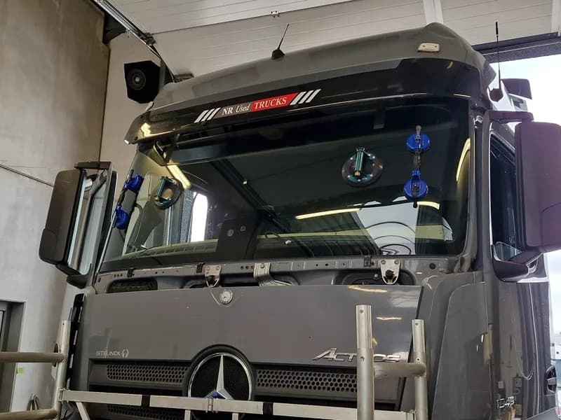 Mercedes-truckcabine met een nieuw geplaatste voorruit