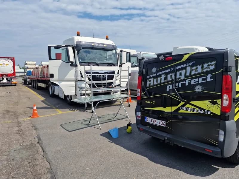 Witte truck met het glasrek van Autoglas Perfect ter plaatse