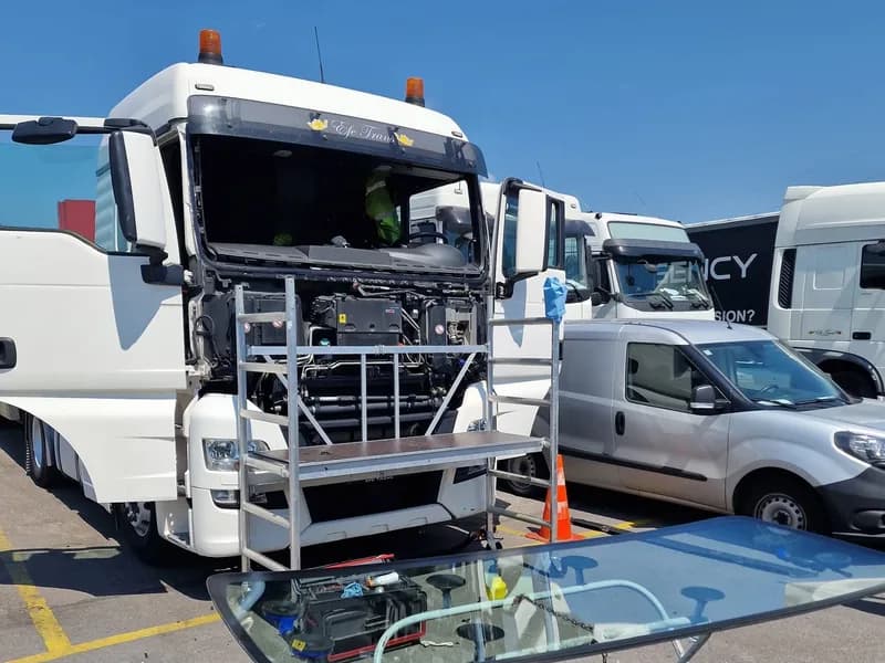 Trucks en campers op de parking, klaar voor de ruitvervanging