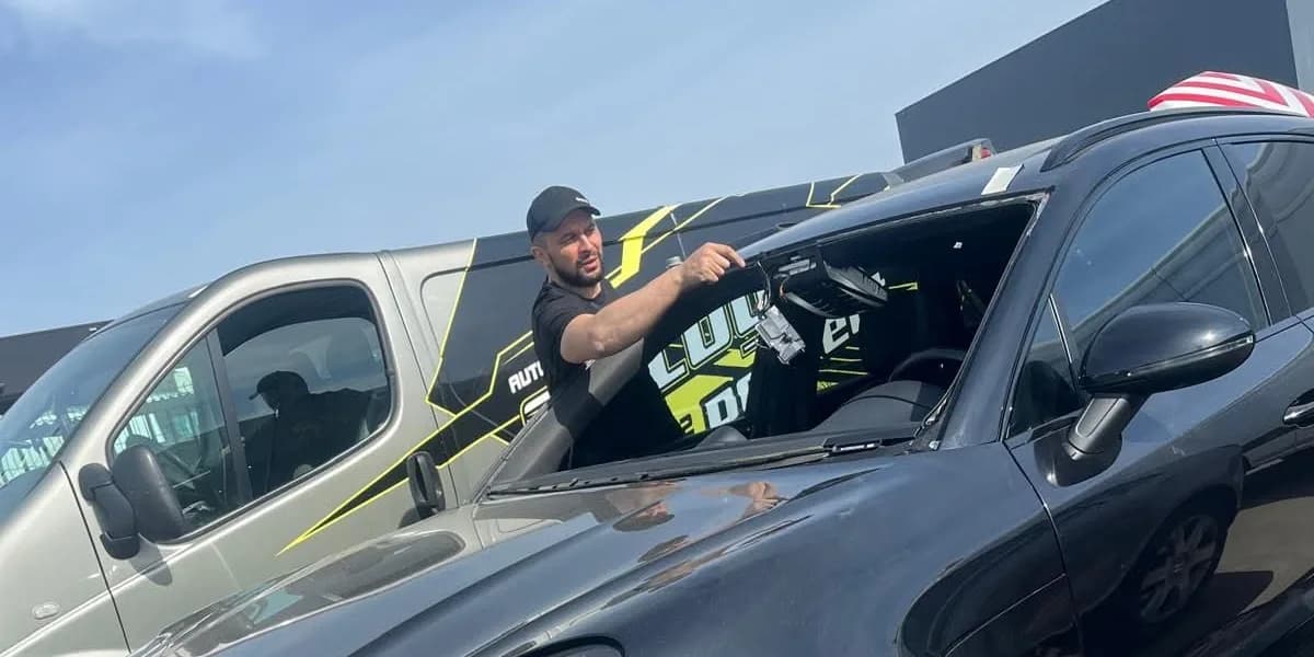 Monteur van Autoglas Perfect werkt aan de ruitopening van een Porsche Macan waarvan de voorruit is uitgenomen